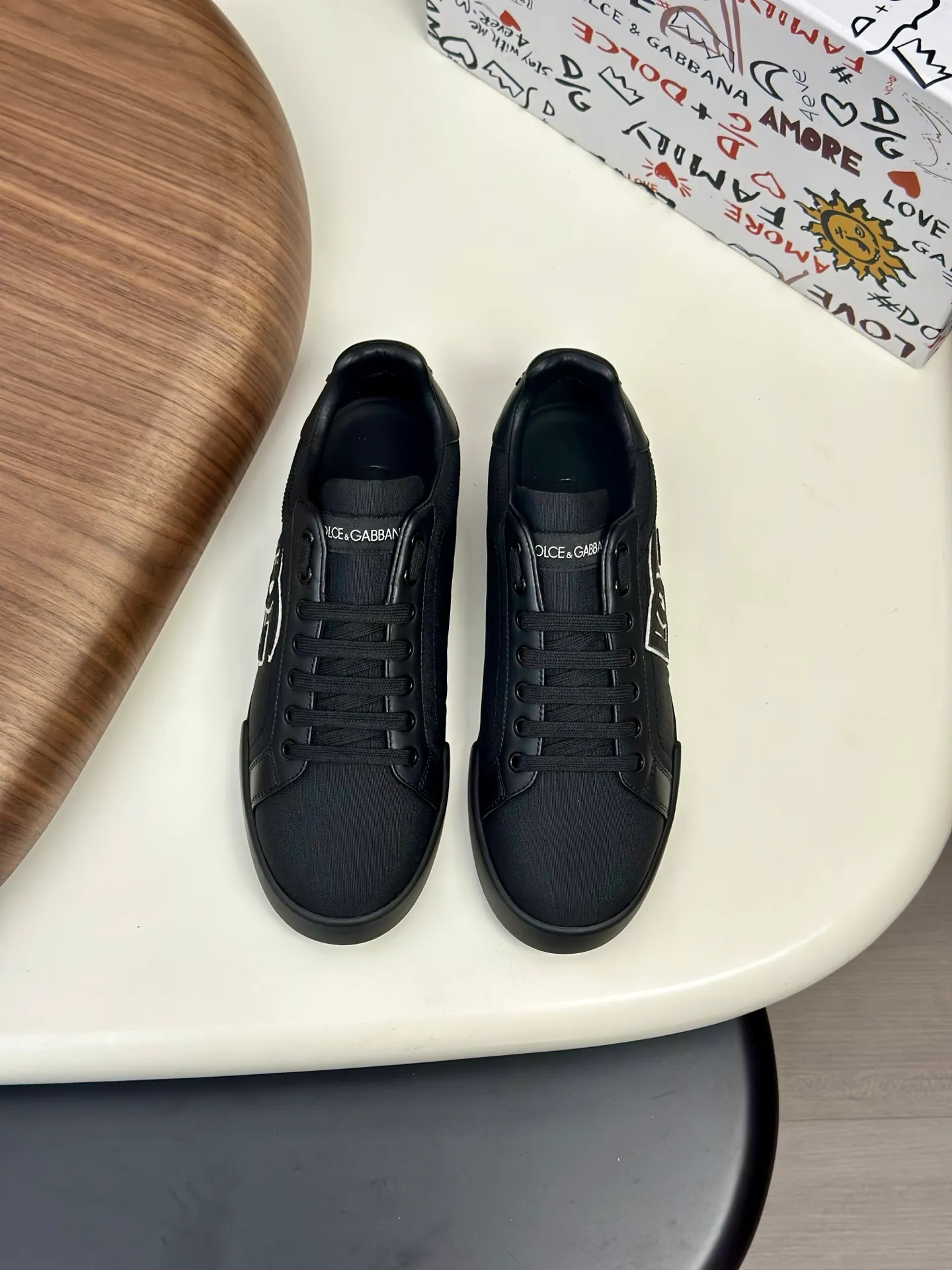 New product 💰800 DG Dolce & Gabbana men's shoes 💰ortofino calfskin sneakers ♞size; 39~44 (customized 38.45.46) Iconic men's shoes 💰ortofino series of sneakers, classic and timeless style, now presented with fashionable details. The calfskin engraved DG logo is a subtle finishing touch. Men's shoes💰ortofino calfskin sneakers: